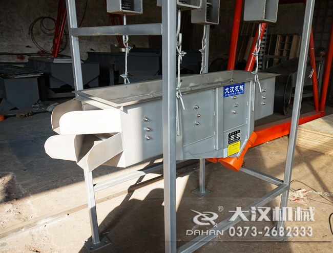 吊掛式直線篩分機(jī) 吊掛式直線篩分機(jī)